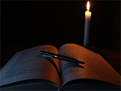 蜡烛书籍与钢笔超清唯美桌面壁纸图片