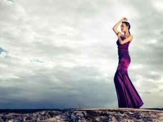 马苏优雅唯美紫色长裙写真图片