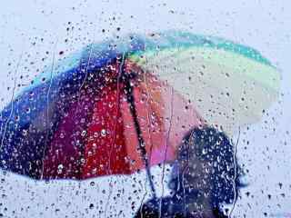 雨中美女彩虹伞图片高清桌面壁纸