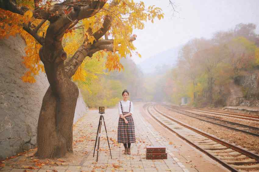 铁轨边美丽长裙的文艺女孩写真图片