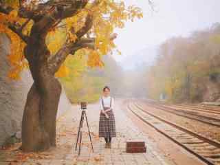 铁轨边美丽长裙的文艺女孩写真图片