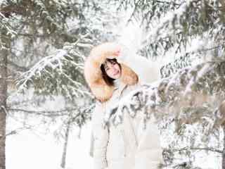 雪景中的美女写真图片高清桌面壁纸