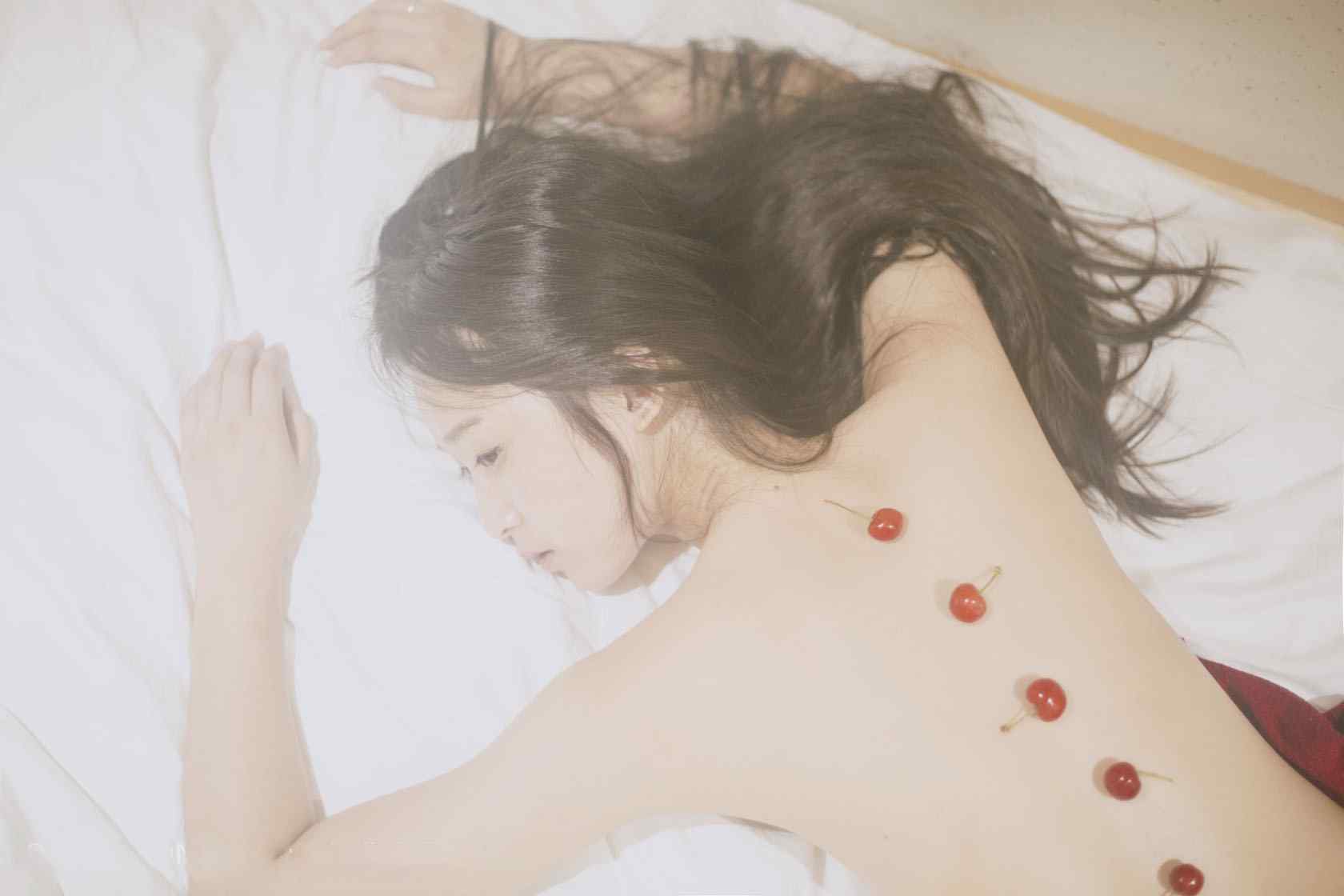性感美女裸背与红樱桃图片高清桌面壁纸