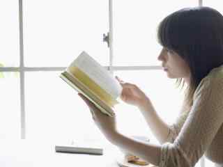 女孩看书唯美意境图片壁纸