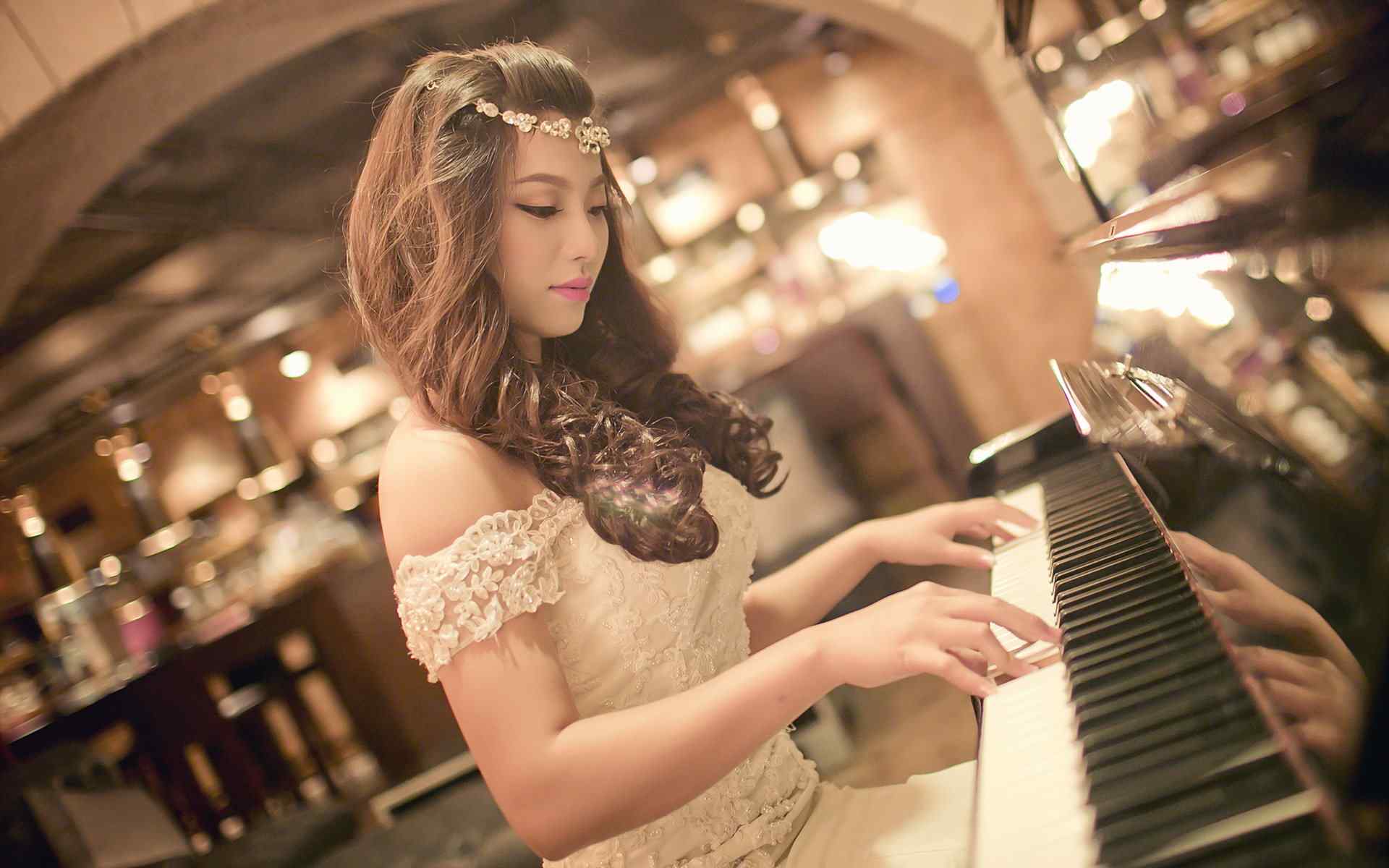 弹钢琴的美女图片桌面壁纸