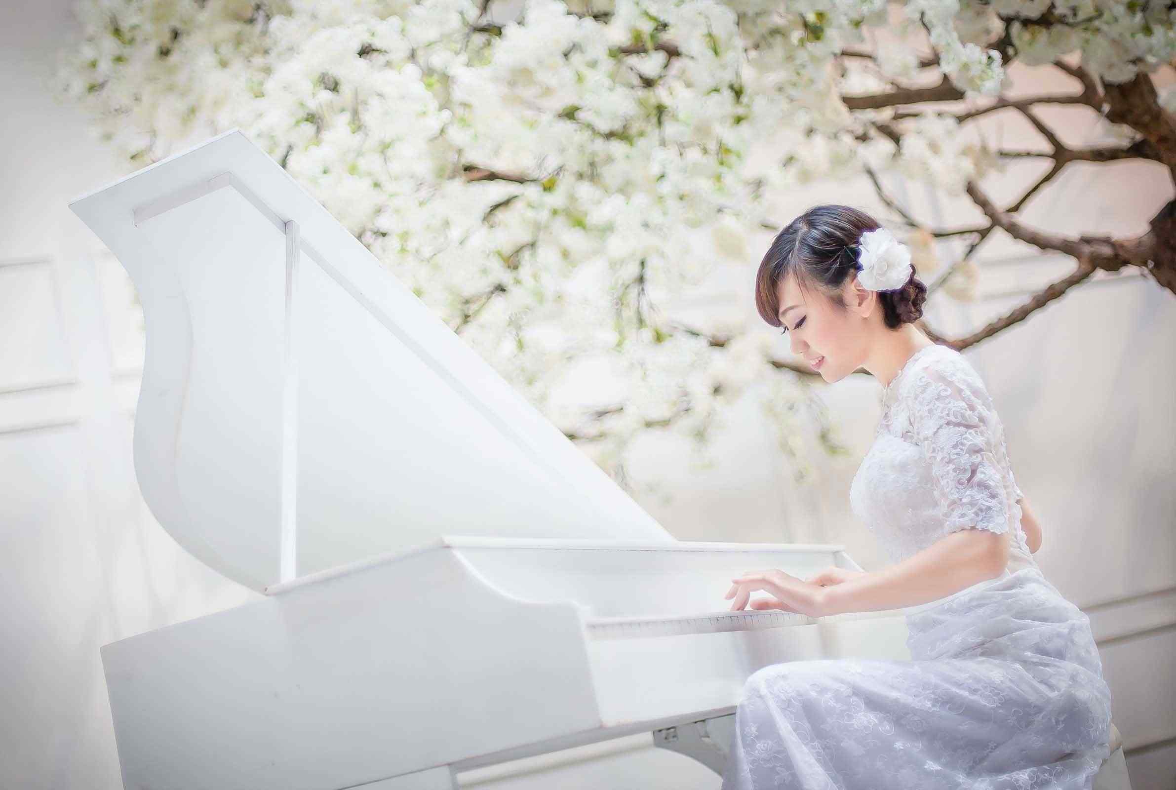 白色钢琴与美女唯美图片