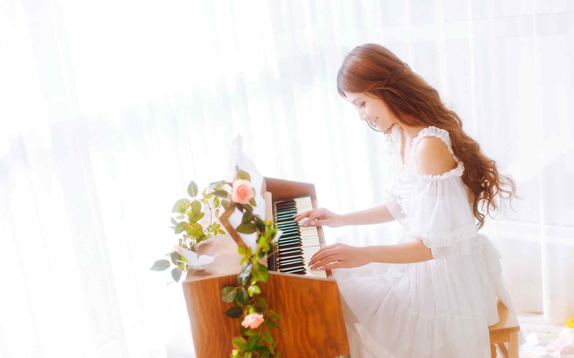 小清新美女弹钢琴图片桌面壁纸