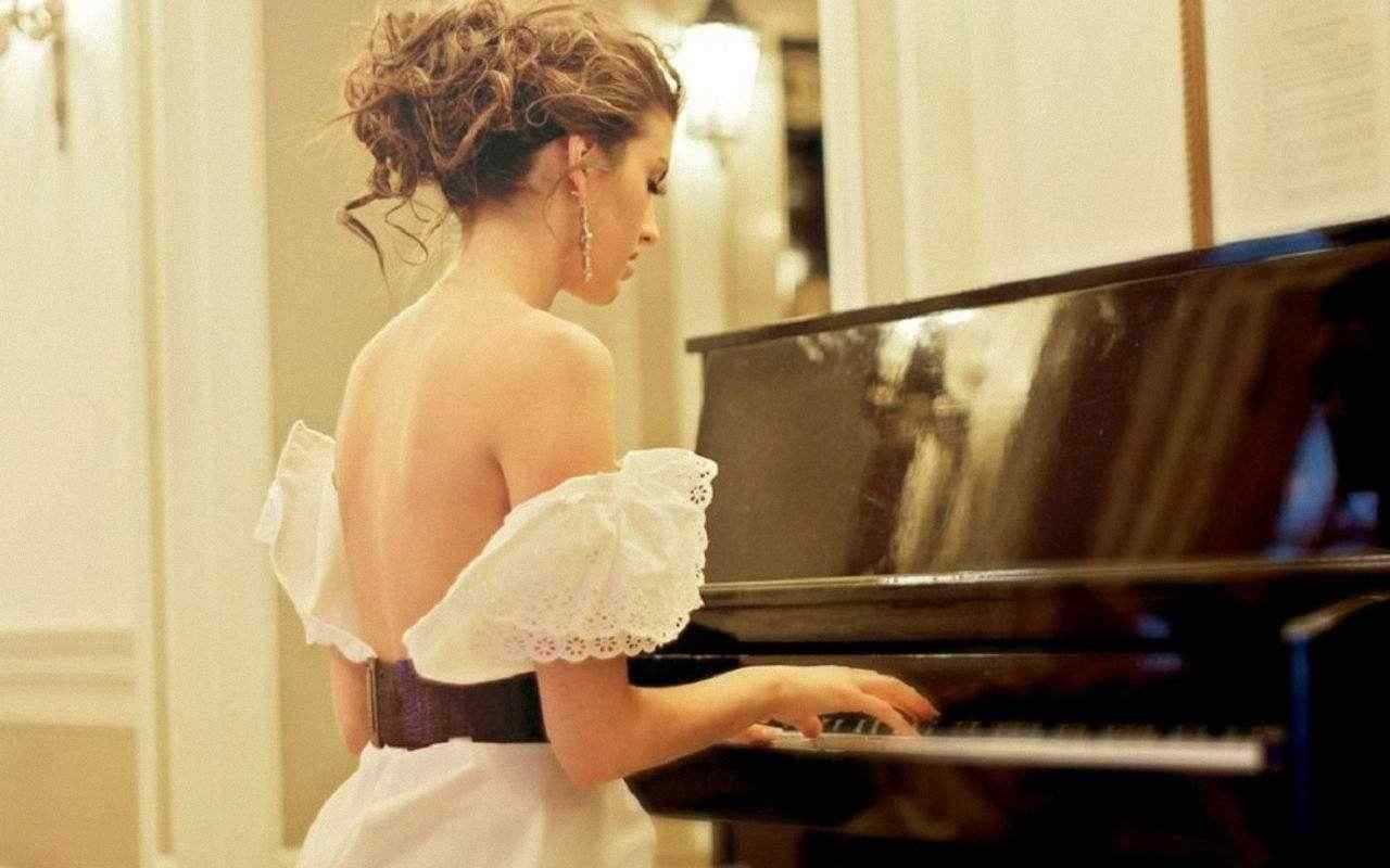 性感露背美女弹钢琴图片桌面壁纸