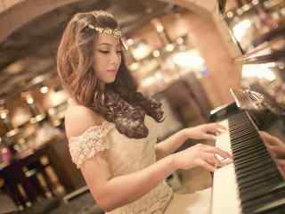 弹钢琴的美女图片