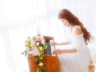 小清新美女弹钢琴