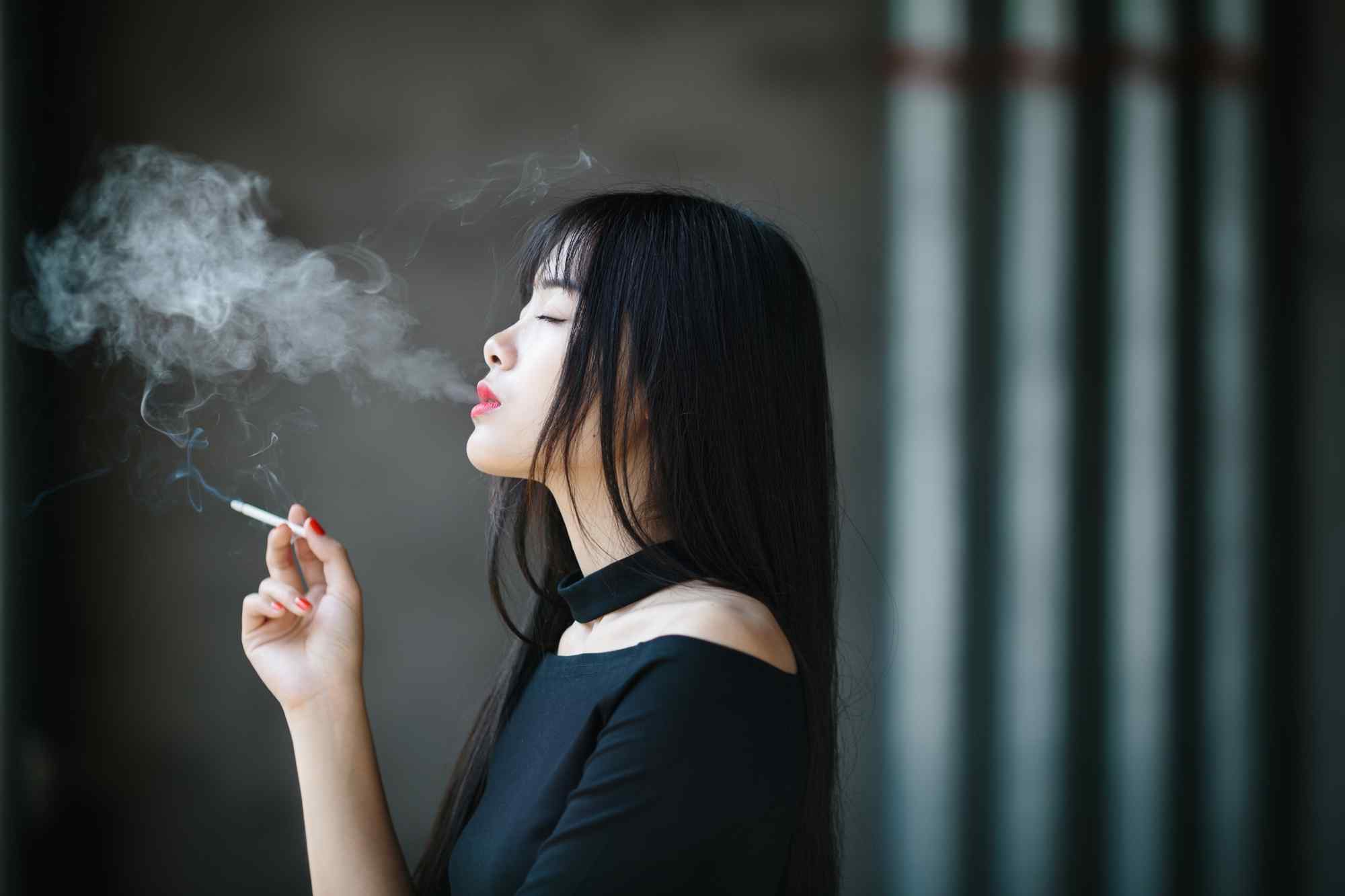 抽烟的女人总是有着神秘的魅力,她们颓废而优雅.