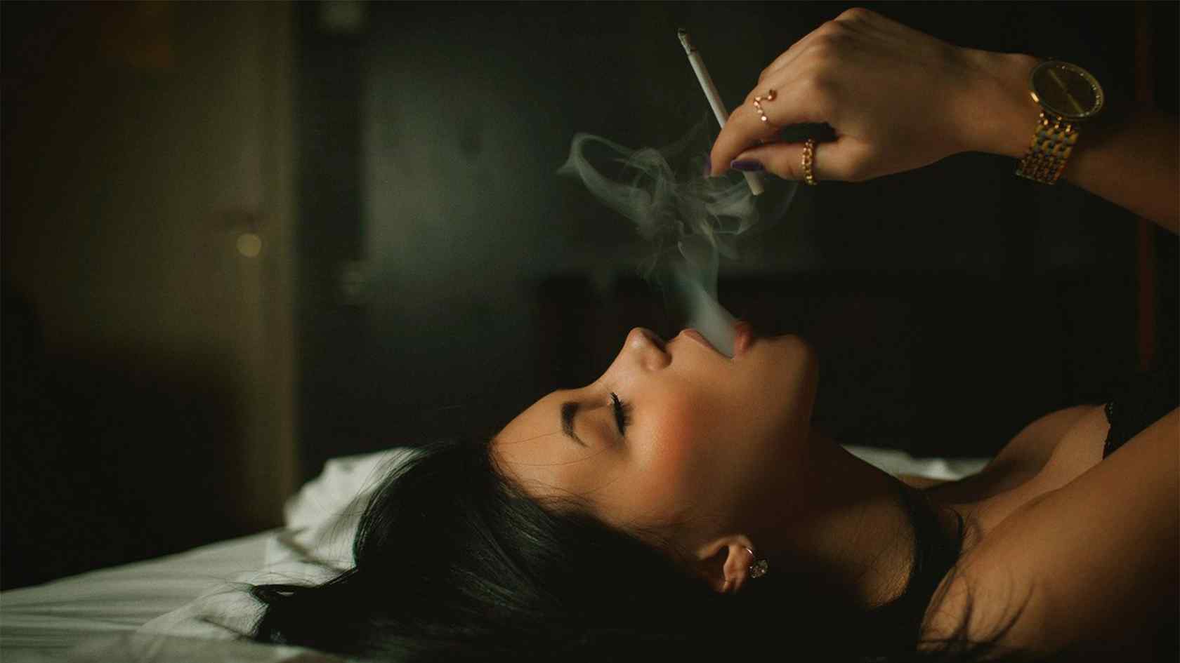 抽烟的女人性感写真图片