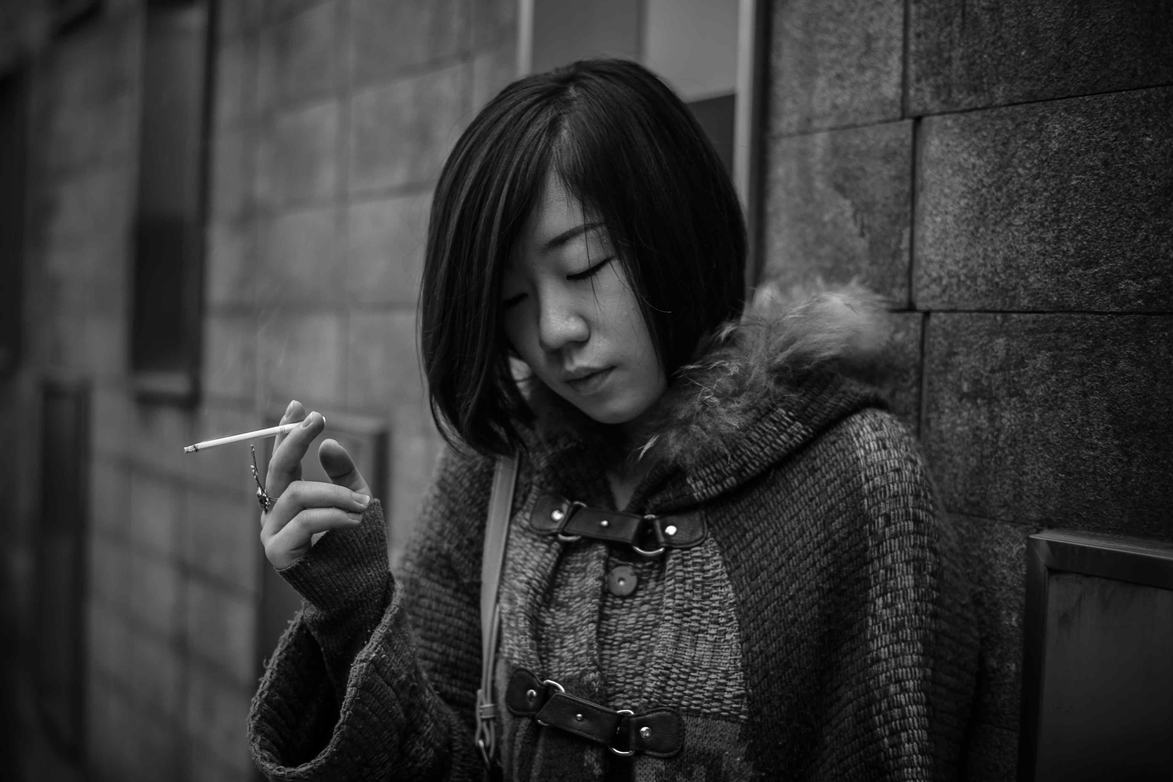 街头抽烟的美女图片桌面壁纸 -桌面天下（Desktx.com）