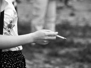 抽烟女人唯美图片