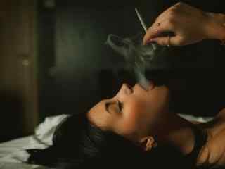 抽烟的女人性感写真图片
