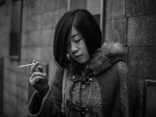 街头抽烟的女人图