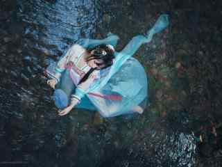汉服齐胸儒裙—躺在水中的少女桌面壁纸