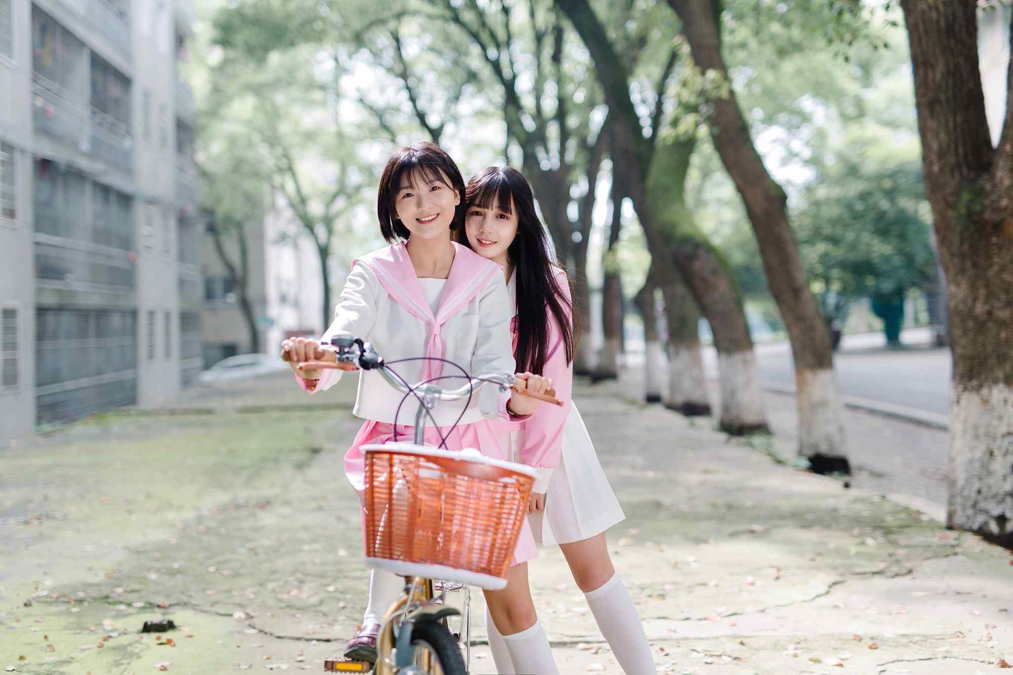 JK制服—可爱的小姐姐们骑单车桌面壁纸