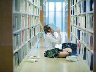 JK制服—少女在读书馆找书桌面壁纸