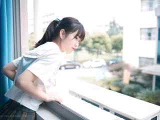 JK制服—清纯少女趴在窗台张望桌面壁纸