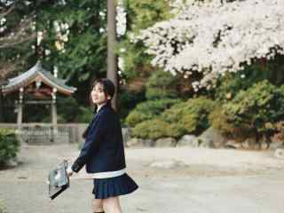 JK制服—放学后少女开心的模样桌面壁纸