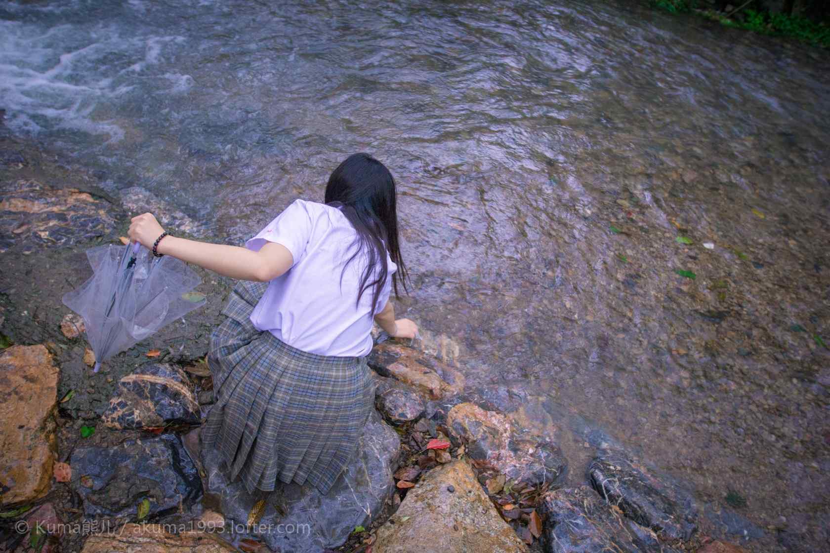JK制服—少女在溪水边玩耍桌面壁纸