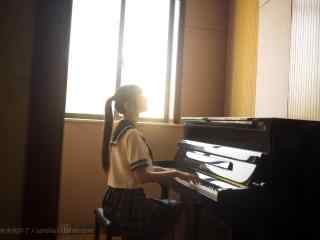 JK制服—弹钢琴的少女桌面壁纸
