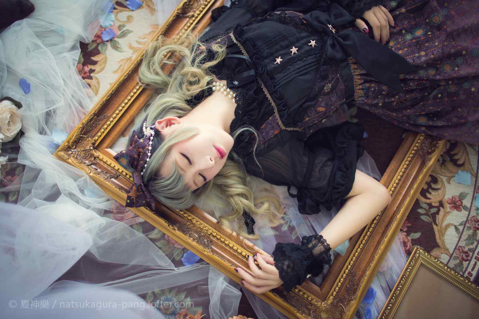 lolita洋装—少女精致睡脸桌面壁纸