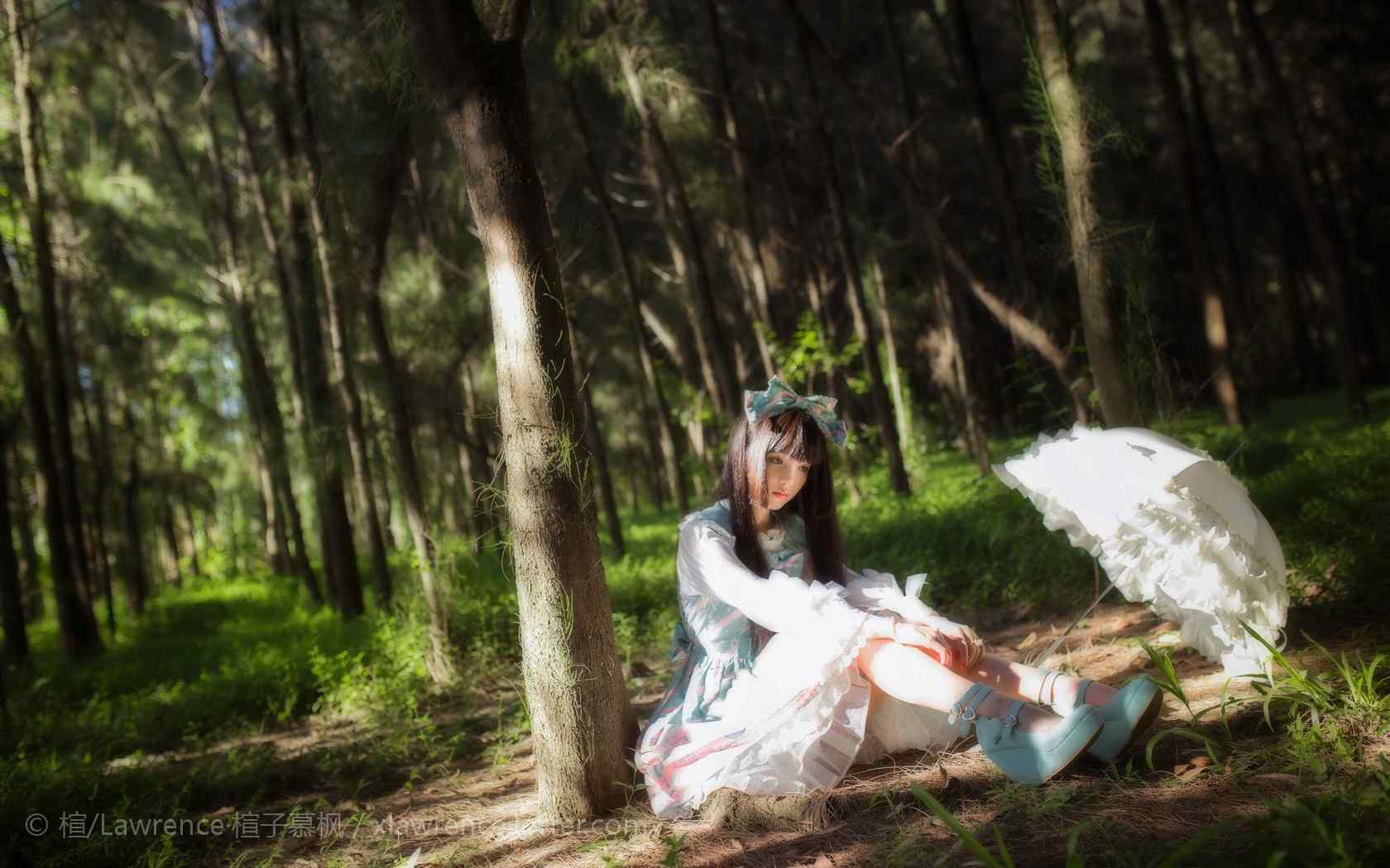 lolita洋装—树林里可爱的少女桌面壁纸