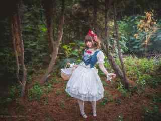 lolita洋装—树林里的精灵少女桌面壁纸