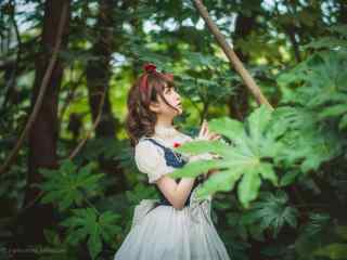 lolita洋装—树林里的可爱少女桌面壁纸