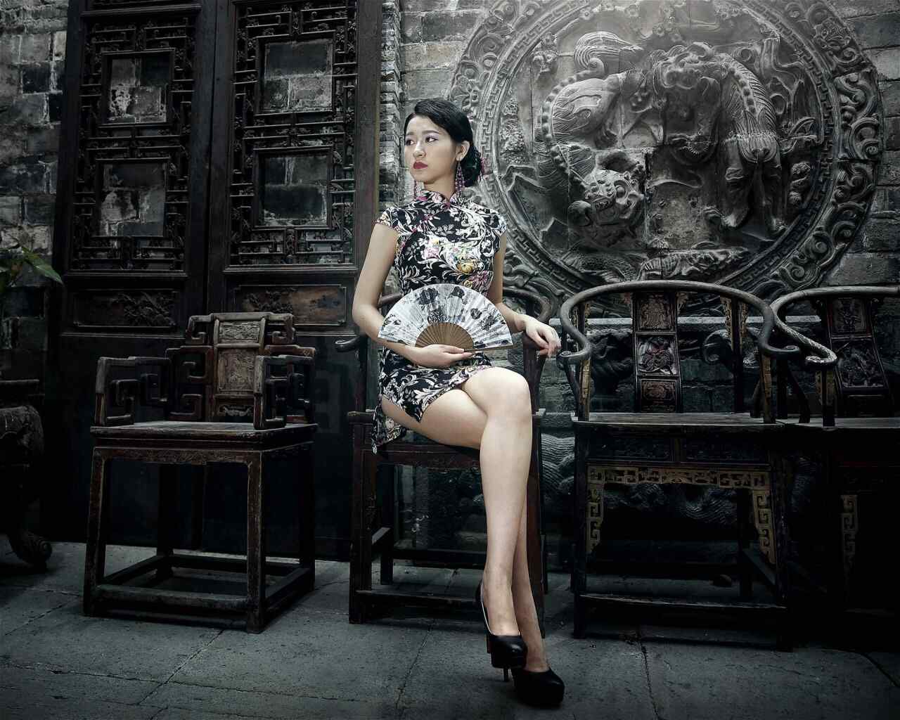 旗袍—知性典雅的长腿美女桌面壁纸