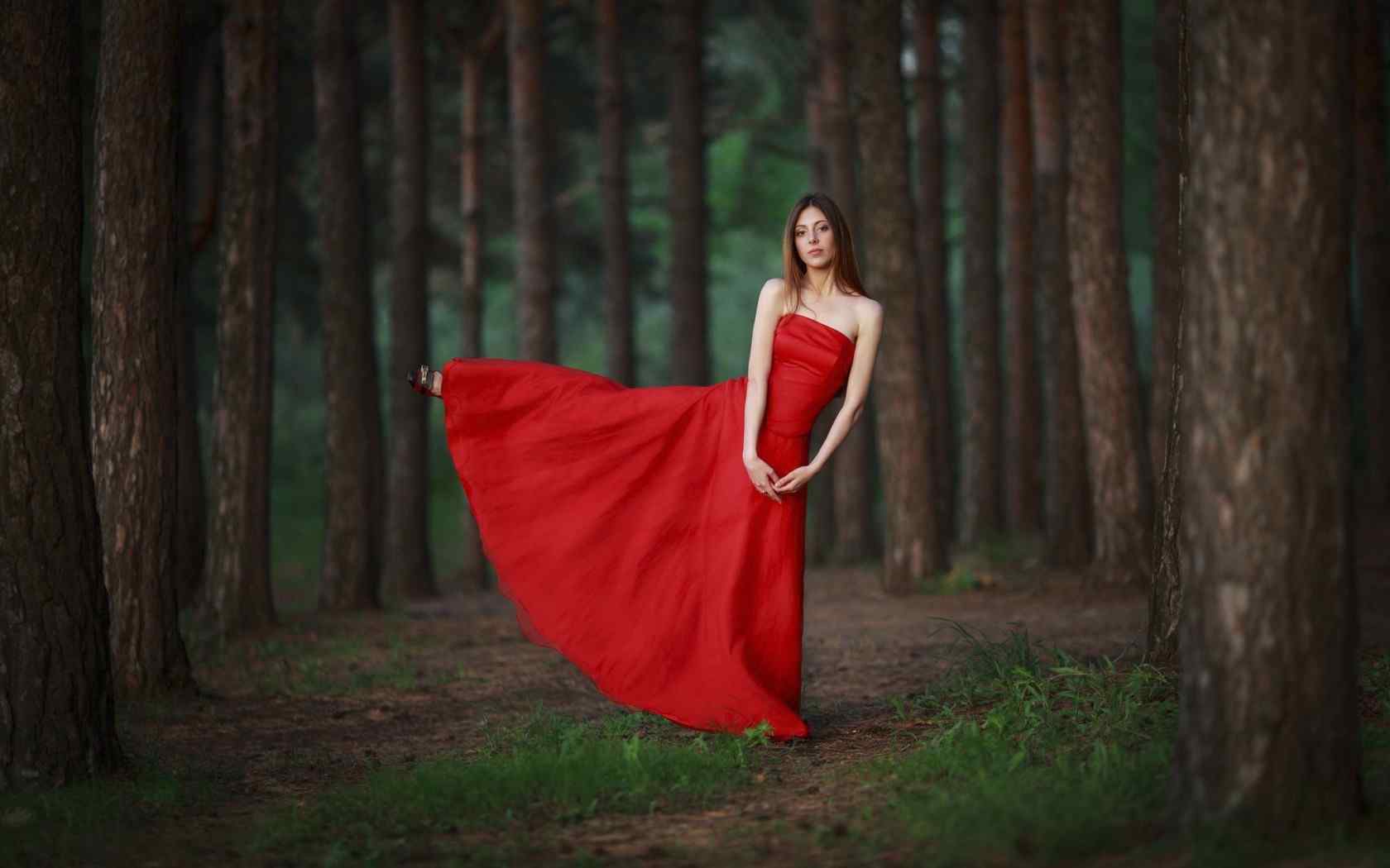 红裙美女在森林中起舞桌面壁纸