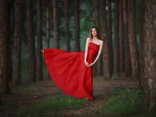 红裙美女在森林中起舞桌面壁纸