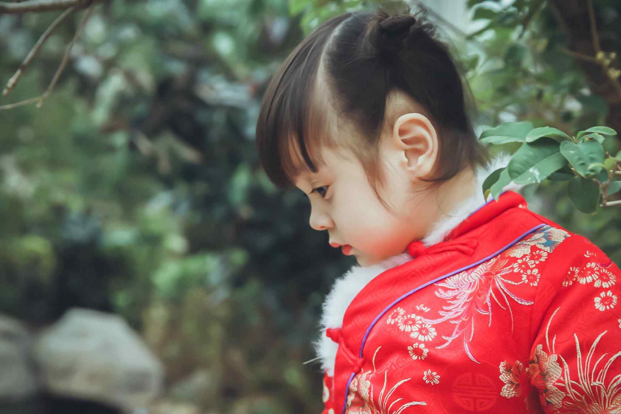 可爱的中国娃娃哈琳宝贝桌面壁纸