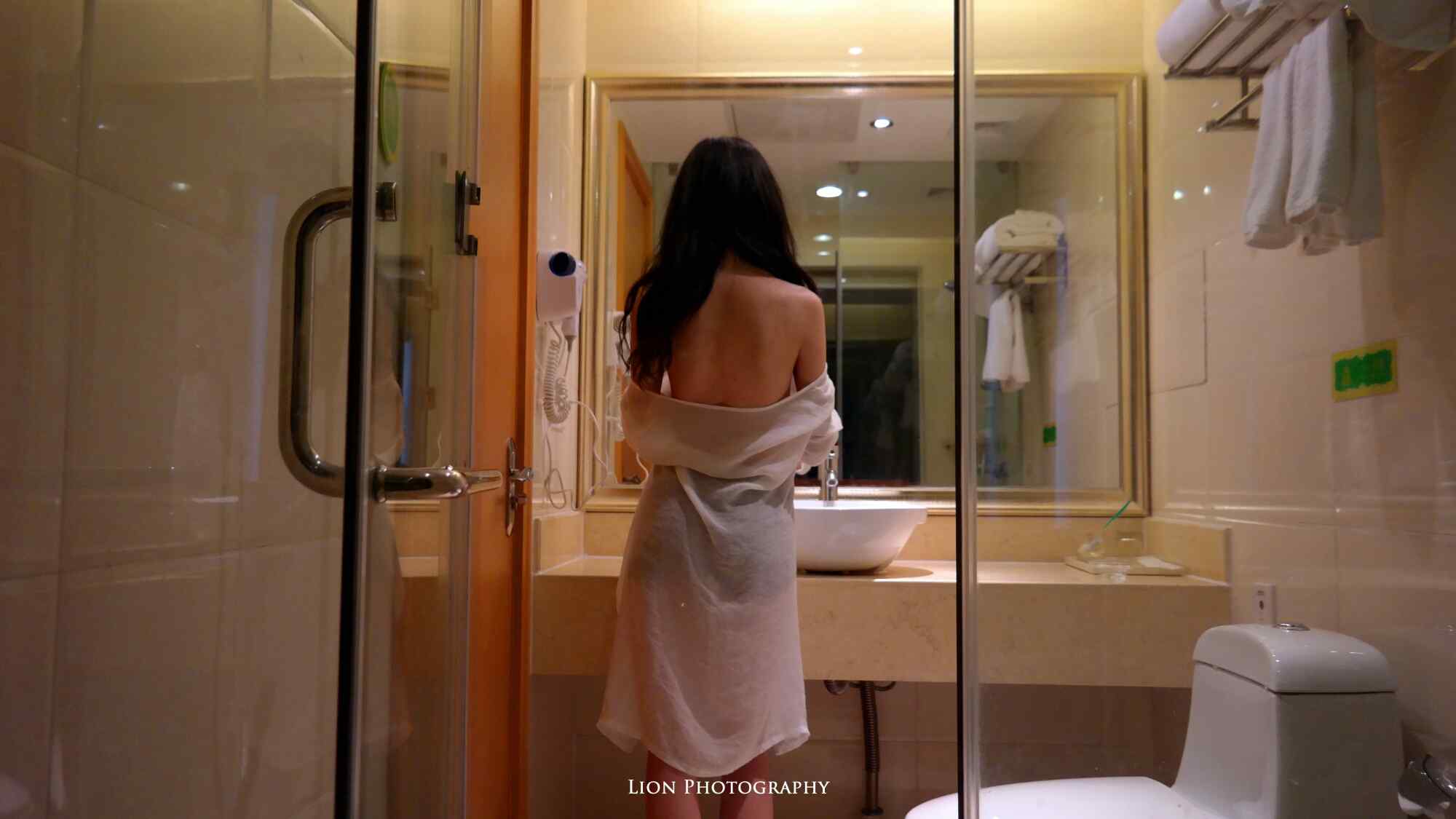 浴室中的裸背美女图片壁纸
