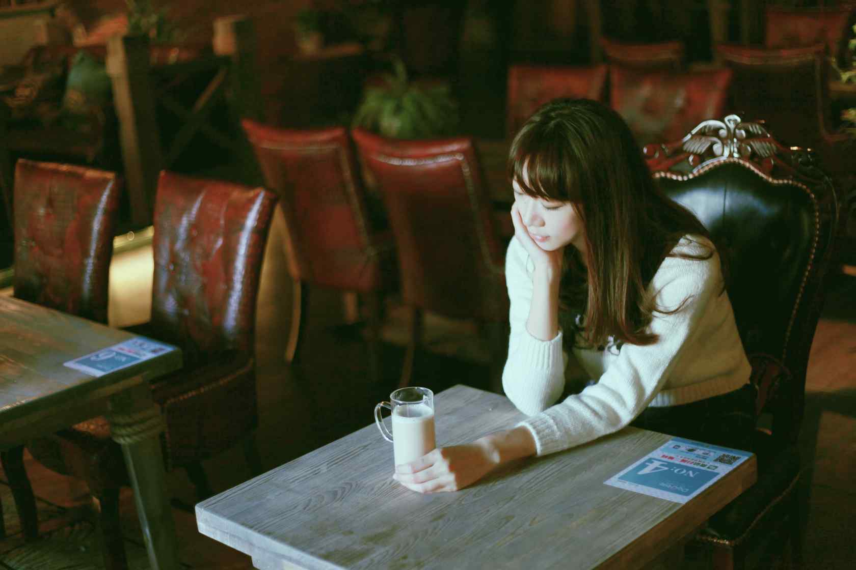清纯美女在咖啡馆桌面壁纸