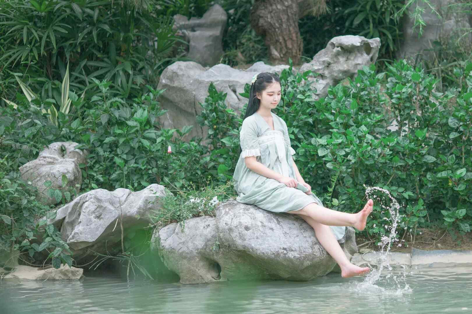 竹林水中嬉戏的古风美女图片