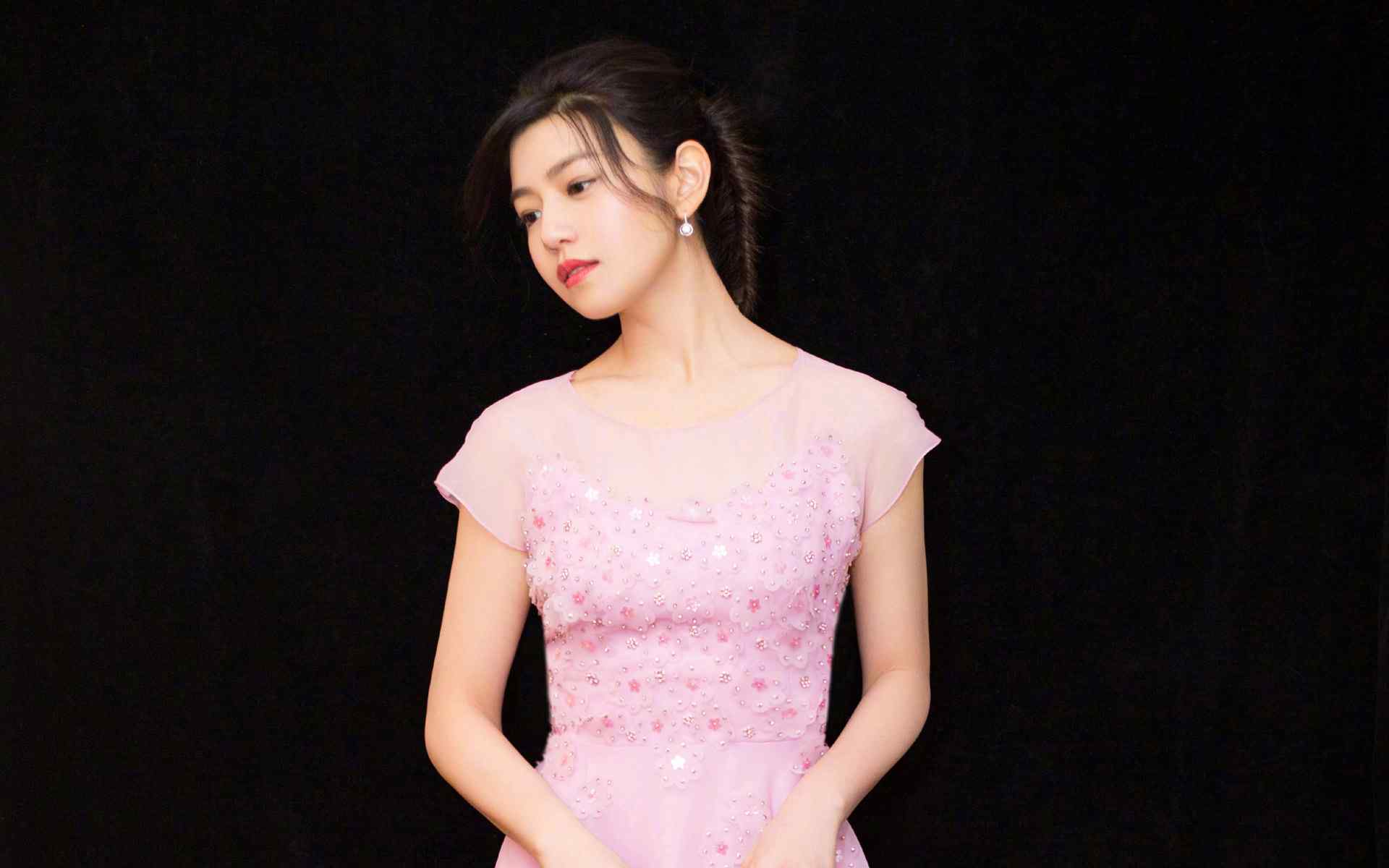 陈妍希甜美粉色长裙优雅写真高清壁纸