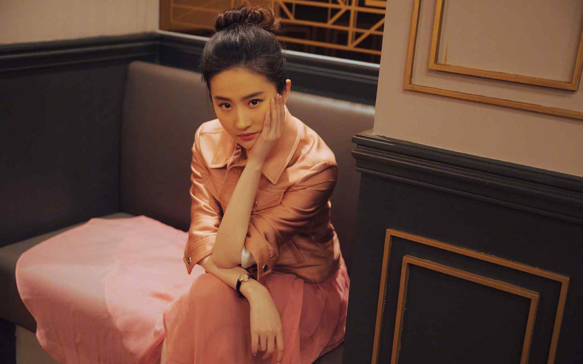 刘亦菲粉色长裙性感写真高清壁纸图片