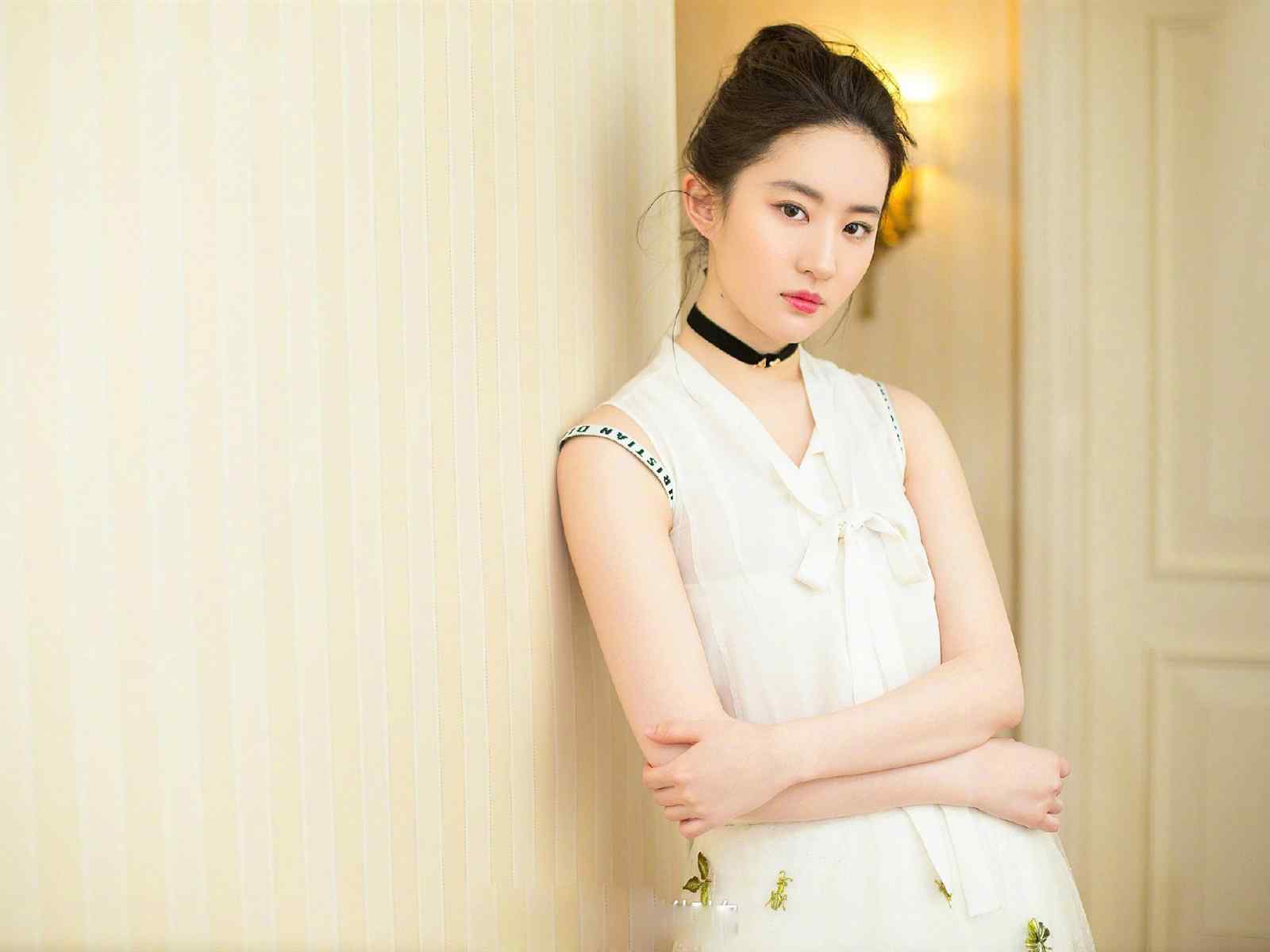 刘亦菲抹胸白裙美艳写真高清壁纸图片