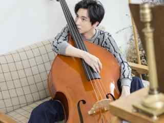 歌手薛之谦手抱大提琴桌面壁纸下载