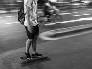 滑板少年街头黑白