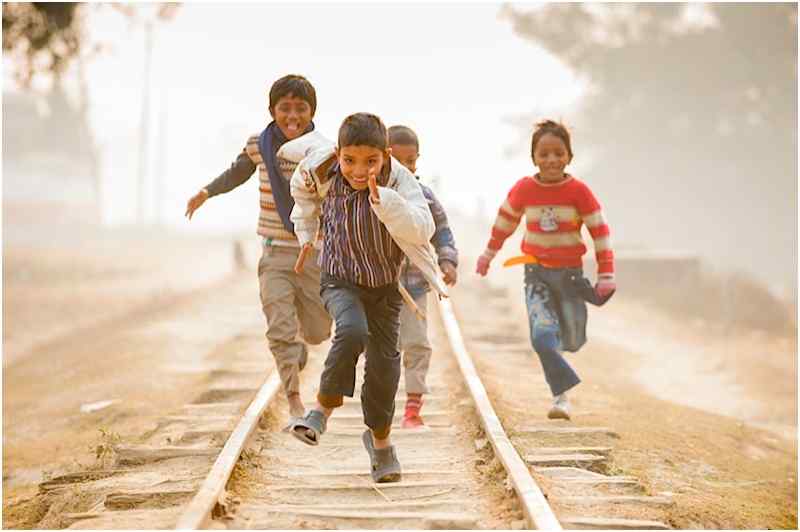 铁轨上奔跑的少年可爱图片
