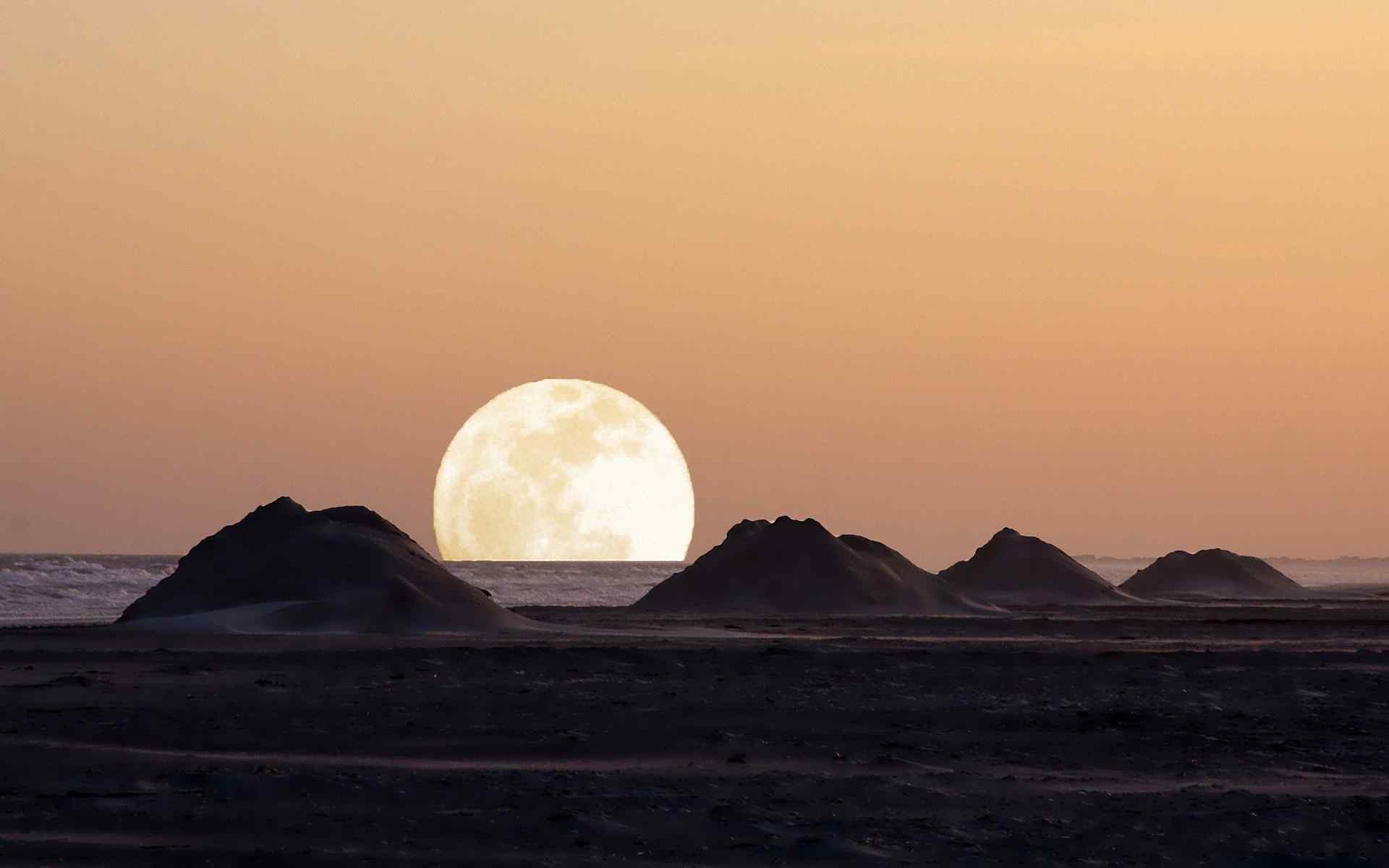 唯美沙漠中的圆月图片桌面壁纸