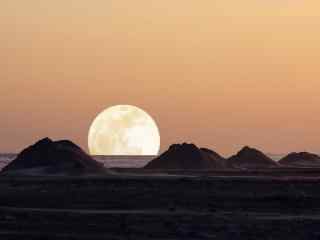 唯美沙漠中的圆月