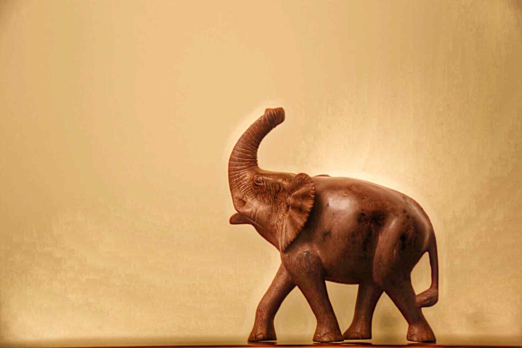精致的大象木雕图片简约桌面壁纸