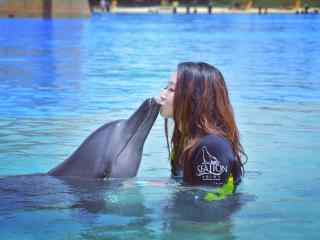 海豚与美女亲吻桌