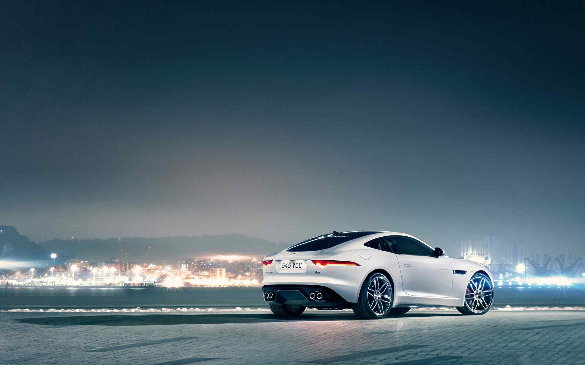 2014-jaguar捷豹白色轿跑车宝前角壁纸-欧莱凯设计网