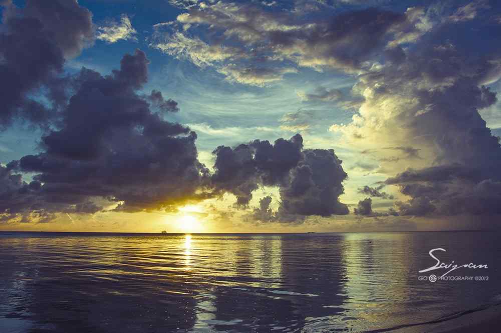夕阳下的大海与天空桌面壁纸